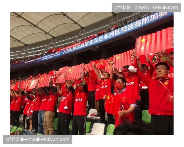 现场观察:达姆施塔特球迷在高控球率却落后时打出鼓励标语 现场观察:达姆施塔特球迷在高控球率却落后时打出鼓励标语