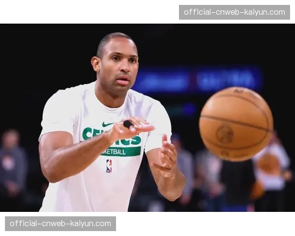 特写：中场休息期间，现场为效力球队十年的老将艾尔·霍福德举办致敬仪式