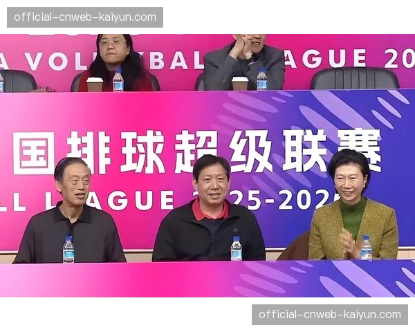 场边实时关注另一场比赛比分,保级队教练表情凝重